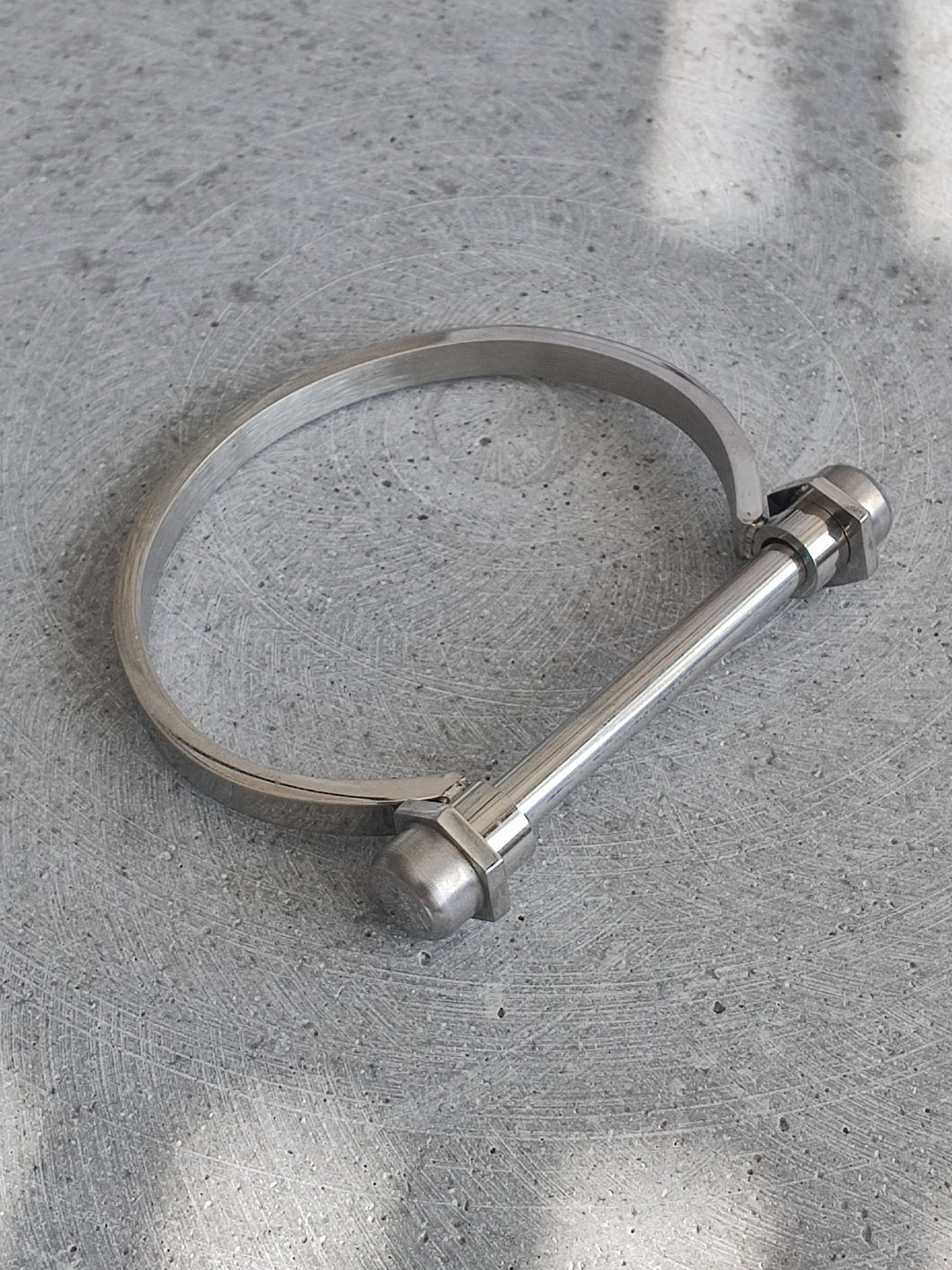 D-Shape Screw and Bar Stainless Steel Bangle