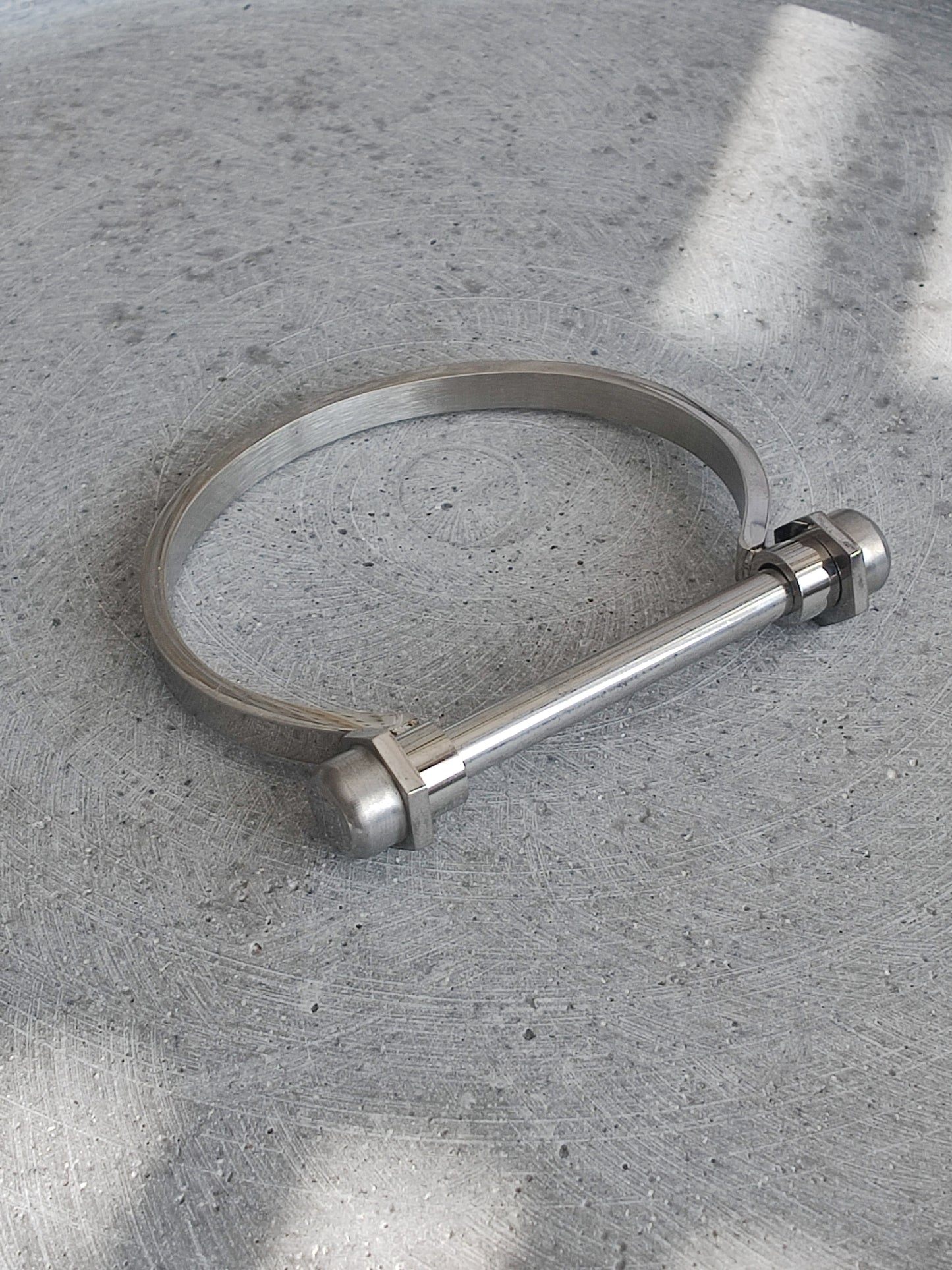 D-Shape Screw and Bar Stainless Steel Bangle