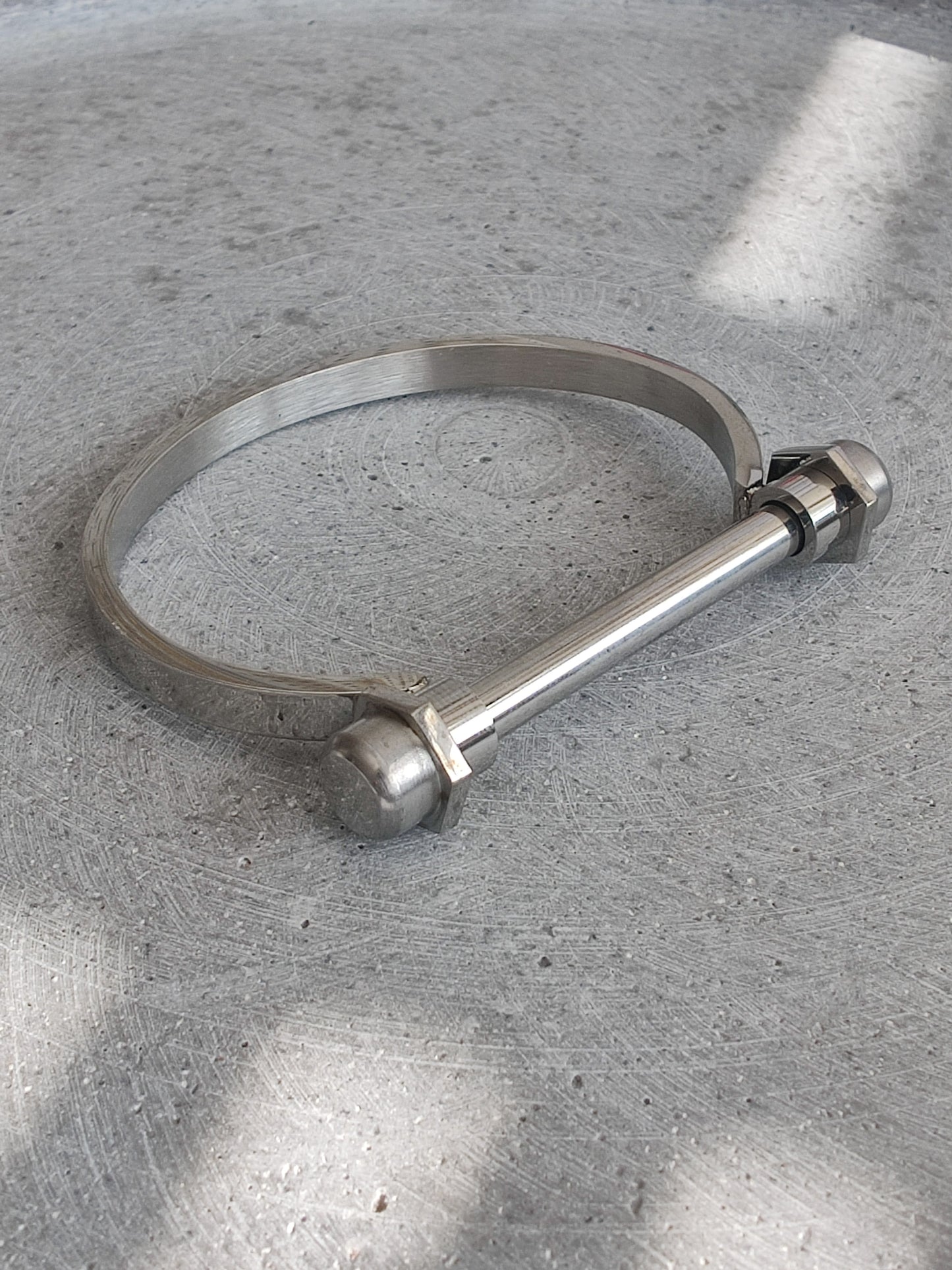 D-Shape Screw and Bar Stainless Steel Bangle